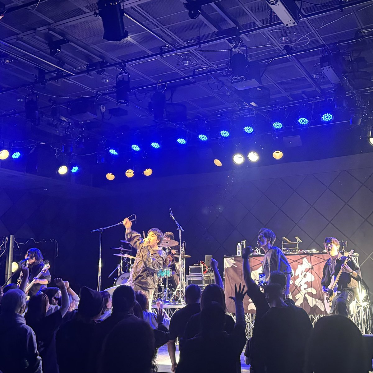 Nickmin11's tweet image. #羅漢ライブツアー inミルハス
オープニングアクトは
#NEVERFADE ！
秋田にはこんなに熱くてカッコいいバンドがいる！
それだけでもう嬉しくなります！
一気に会場を盛り上げてくれました🔥
feat.羅漢も熱い！！