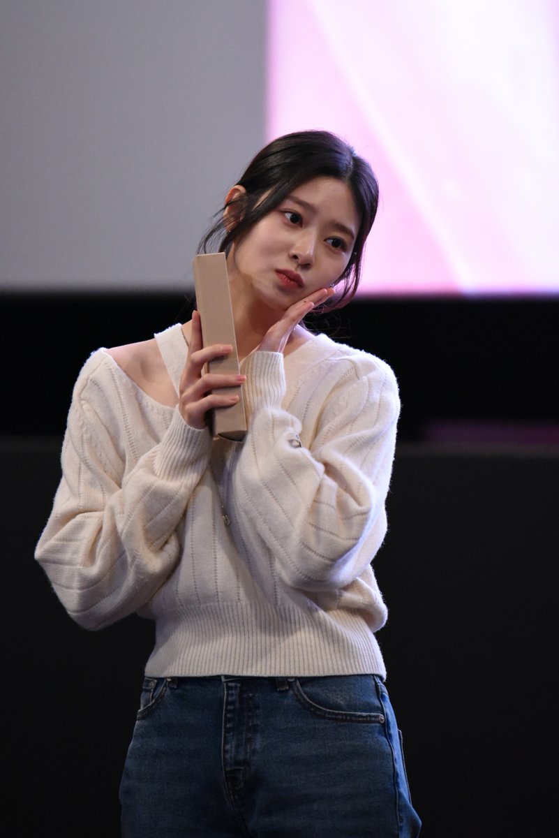 Pooohding's tweet photo. 241123 청설 무대인사 민주 3p

팬미는 못갔지만 무대인사는 성공
오늘 민주는 정말 너무너무 예뻤습니다

내일은 자매즈 포스터에 민주 싸인도 받고 싶어요

#김민주 #서가을 https://t.co/TeLBJMP5ek