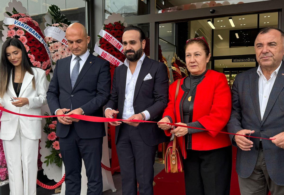 habercix_'s tweet photo. #Ankara'ya 'İlaç' gibi #gelecek! 

#Ankara'nın Çankaya İlçesi #Beytepe Semtinde, son derece #modern, sağlık alanında #önemli işler yapacak yeni bir #işletme hizmete girdi. Eczacı ve İş İnsanı #Ayşegül Gökmen, Ankara'ya yeni bir #eczane kazandırdı. #Açılış törenine İş İnsanı Ali Osman #Avşar, Ankara #Eczacılar Odası Başkanı Cem #Abbasoğlu ile siyaset, #sağlık, spor ve #bürokrasi camiasından bir çok ünlü #isim katıldı.

#BulvarBeytepeEczanesi #Ankara #Beytepe #Sağlık 

 https://t.co/lpNiIWpjZa