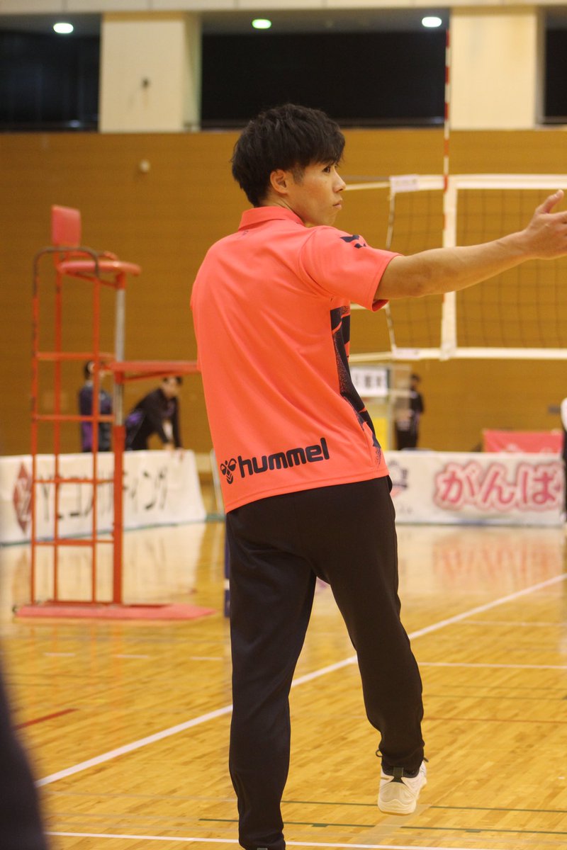 volley_7_7's tweet photo. コーチ、バナナ食べてた🦍🍌

#埼玉アザレア #笠原啓太 コーチ https://t.co/hMzdhhrLPc