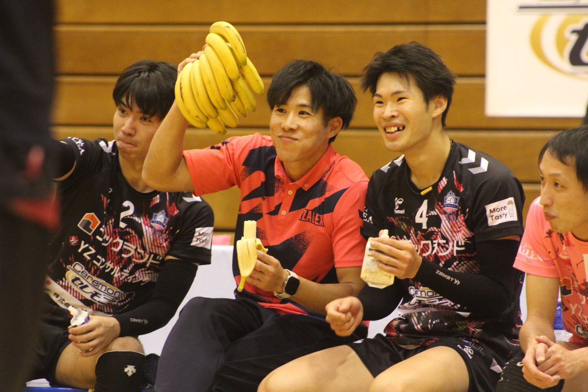 volley_7_7's tweet photo. コーチ、バナナ食べてた🦍🍌

#埼玉アザレア #笠原啓太 コーチ https://t.co/hMzdhhrLPc
