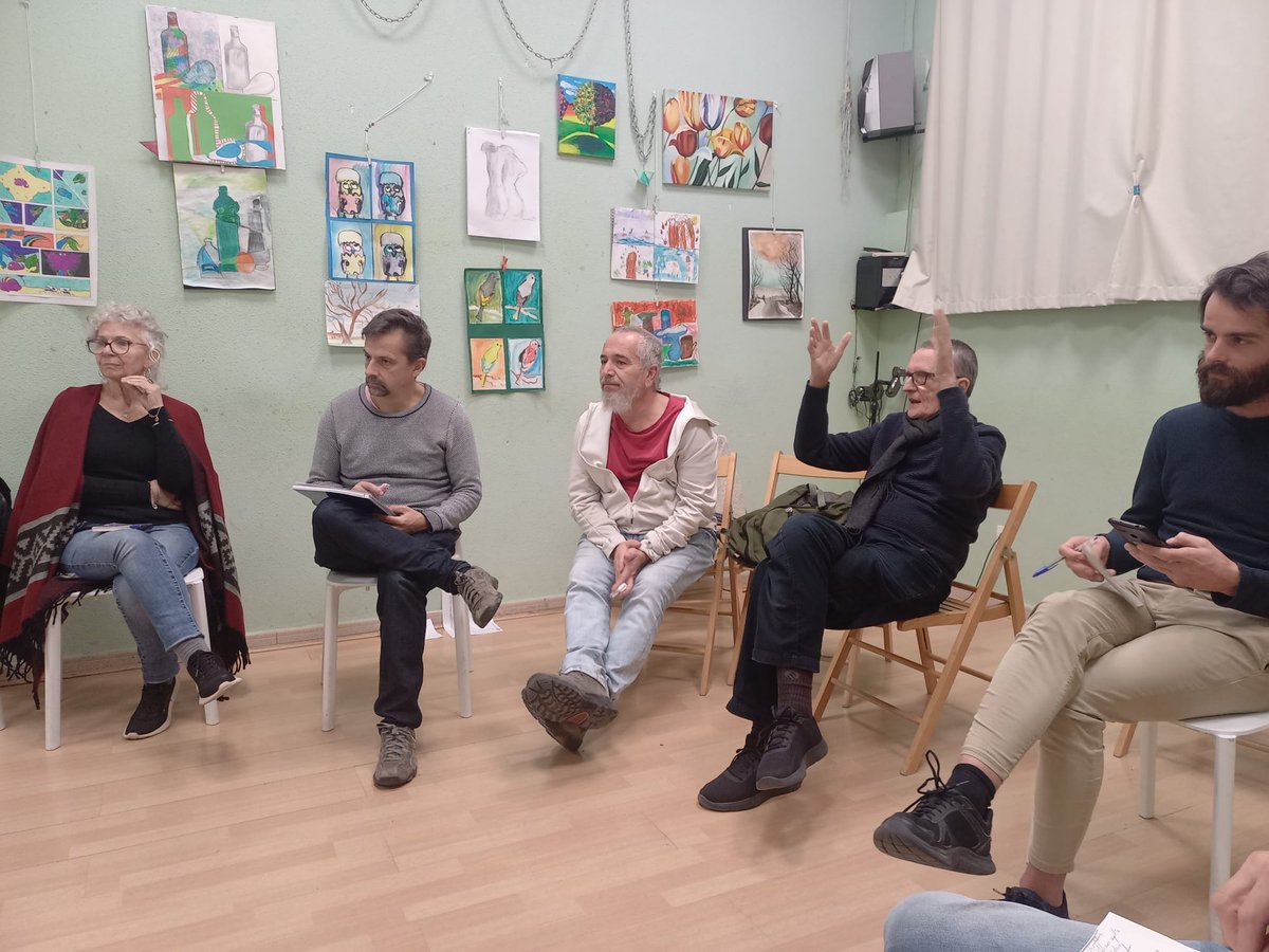 ➡️ Algunas fotus de ayer #22N donde vecinos y vecinas de #Valdebernardo #Vicalvaro dialogaron  criticamente  y poniendo la mirada en #nosotrosloshombres sobre las violencias machistas  en las redes sociales  y sobre la misógina y odio de los hombres incels hacia las mujeres.