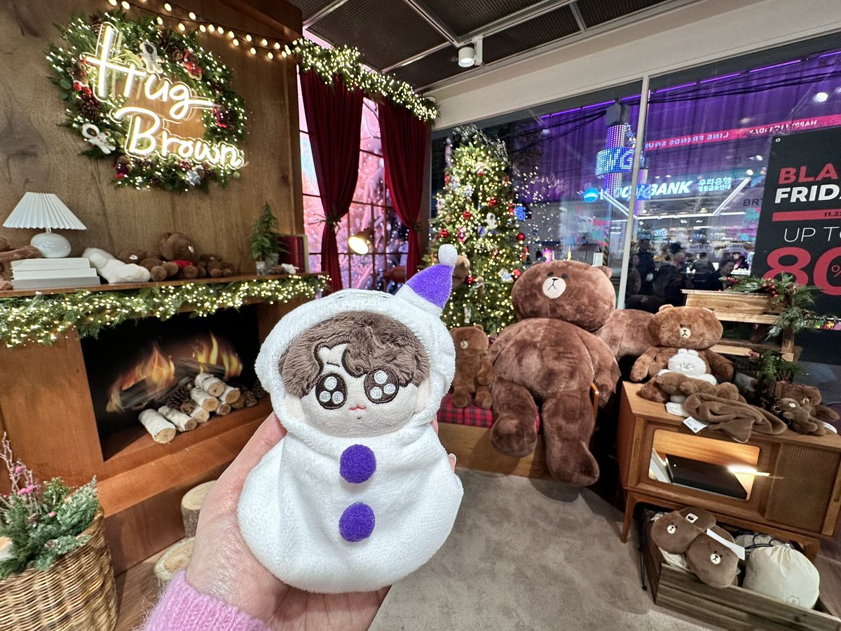 may66669's tweet photo. 明洞のLINEストアのクリスマス🌟
くきツリーちゃんを迎えに来ました🐰🎄❤️
BT21のクリスマスオーナメント7種ぜんぶかわいくて欲しくなってしまう、、
#Maylog https://t.co/BSL4f7Y8Ab