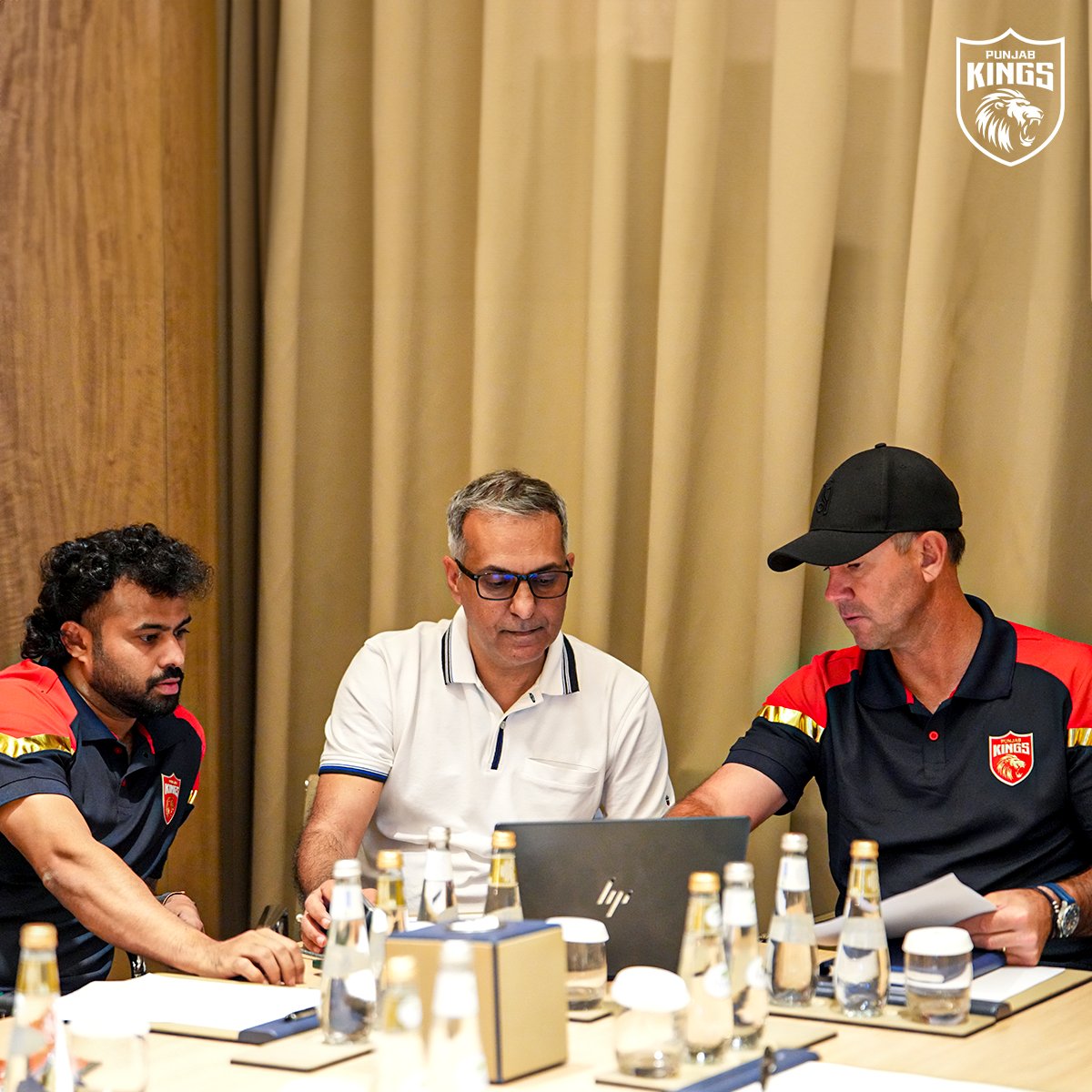 PunjabKingsIPL's tweet photo. 🔙 in action! 🤩

Our brainy crew is gearing up for the mega auction! 🧠

#IPL2025Auction #SaddaPunjab #PunjabKings | @SIX5SIXSport https://t.co/2Cj6hhtZSx