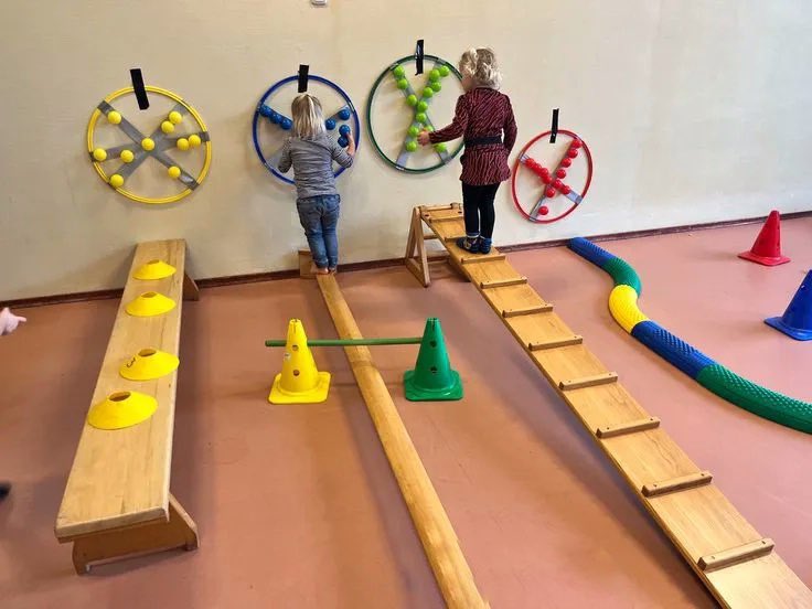 Aquí os dejamos algunas ideas sobre cómo trabajar la psicomotricidad gruesa con actividades que hemos hecho en clase siendo￼ divertidas y desafiantes.¡Qué divertido es aprender mientras nos movemos! #educauja #desarrollomotor #claseactiva #psicomotricidad