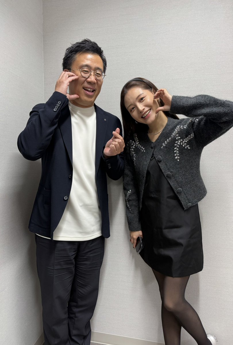 furuyamasayuki0's tweet photo. MAMAのBIGBANGのステージ、凄かったですね👍そんな大阪で、第10回大阪韓国映画祭のお仕事でした🎤映画『あなたを拾う』主演キム・ジェギョンさんとトークショーでしたが、そうです‼️RAINBOW出身のジェギョンさんですよ☺️10年ぶりの再会😭相変わらず日本語上手で👏「韓ラブ」の想い出に🌸咲かせました‼️ https://t.co/GjOsSIDqyS