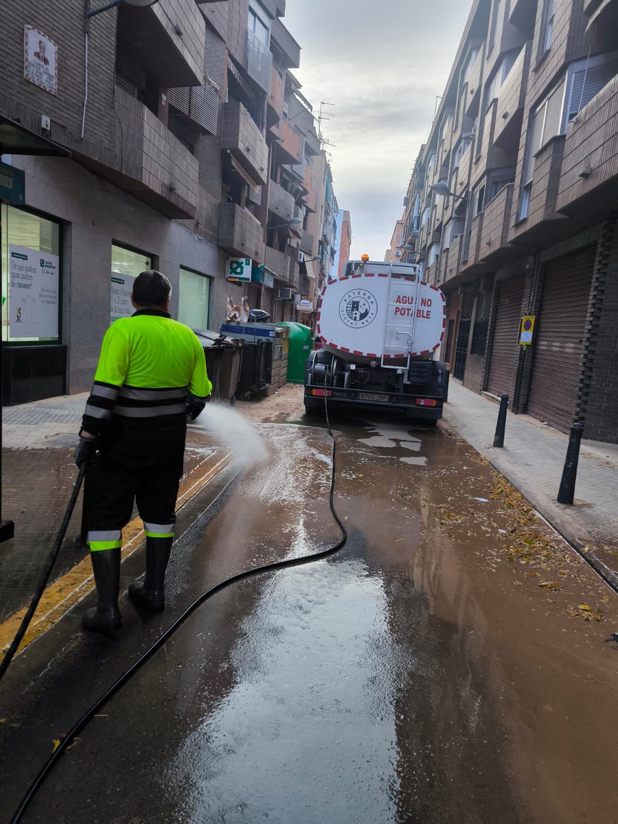 SagredoMarco's tweet photo. Continuem amb l’ajuda des de Paterna als pobles afectats per la #DANA ❤️🩹
Tornar a la normalitat és molt complicat però treballem per a conseguir-ho 💪🏼
Paterna amb Alaquas
#OrgullPaterner 💙❤️🩹💛 https://t.co/j7zECN9hgg