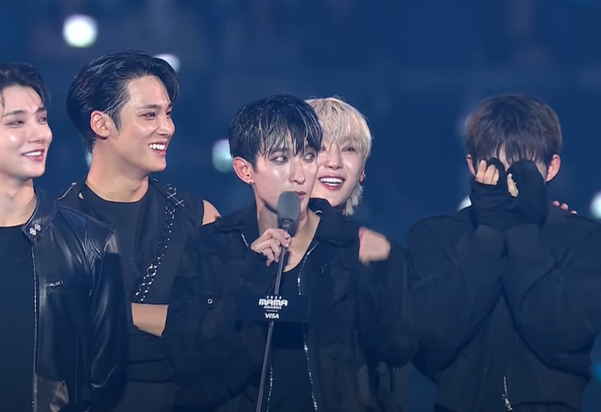 WORLDMUSICAWARD's tweet image. #SEVENTEEN trends at #1 on X Worldwide for hours with 1.26M RT after winning Biggest as a Boy Band for Artist, Album &amp;amp; Best Male Group of the Year, Fans Choice &amp;amp; Super Stage at the #2024MAMAAwards ! 💪💥🥇✖️🌎🏆🏆🏆🏆🏆🔥👑💙