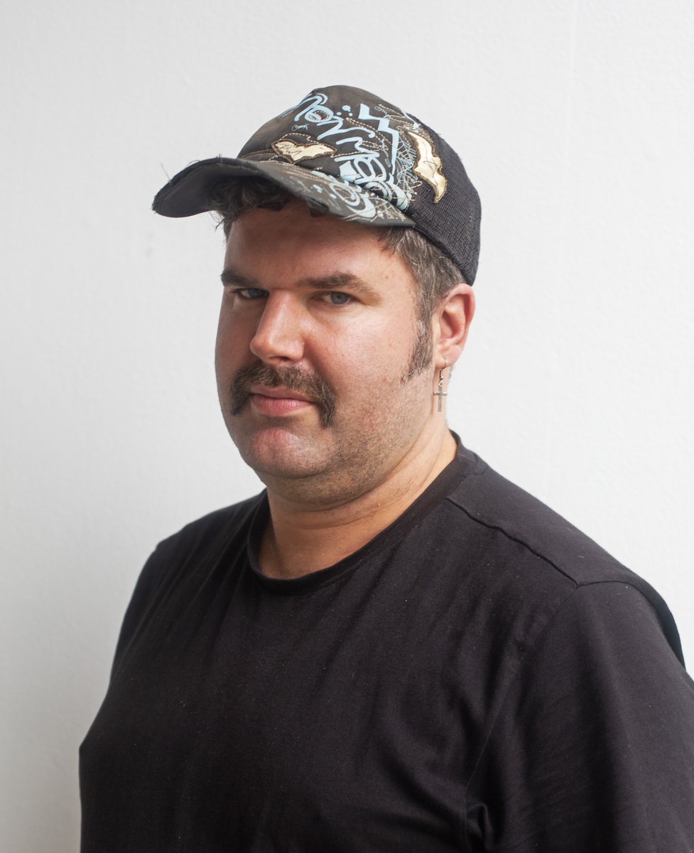 I dag firar Niels Vonberg sin debutsamling Tuggummikuleskogen, om en grupp sjömän som hamnar på en ö med en magisk skog. Det är en saga om godis, åtrå och berättelsers kraft, på ett egensinnigt och drömskt språk.

Är du i Mörbylångatrakten? Dyk upp!

Annars: läs gärna boken.