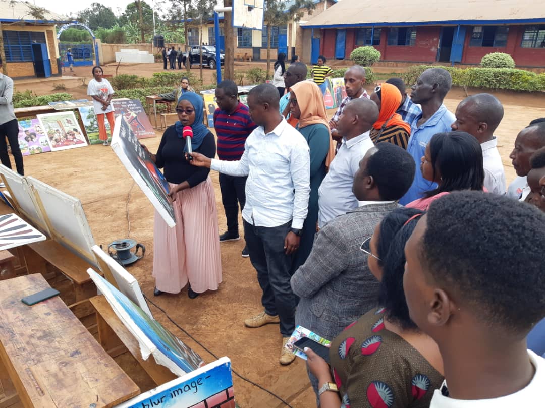 muhaziyacu's tweet photo. Ubushakashatsi bwakozwe
n'umuryango Uyisenga ni Imanzi ku bufatanye na #AERG na kaminuza yo mu Bwongereza UCL, mu mushinga "Nkwihoreze Art for Resilience" hagaragajwe ko umuryango Nyarwanda wugarijwe n'ibibazo biwusenya bishingiye ku bibazo byo mutwe no kutaganira mu muryango, https://t.co/TiS4zlmnz6