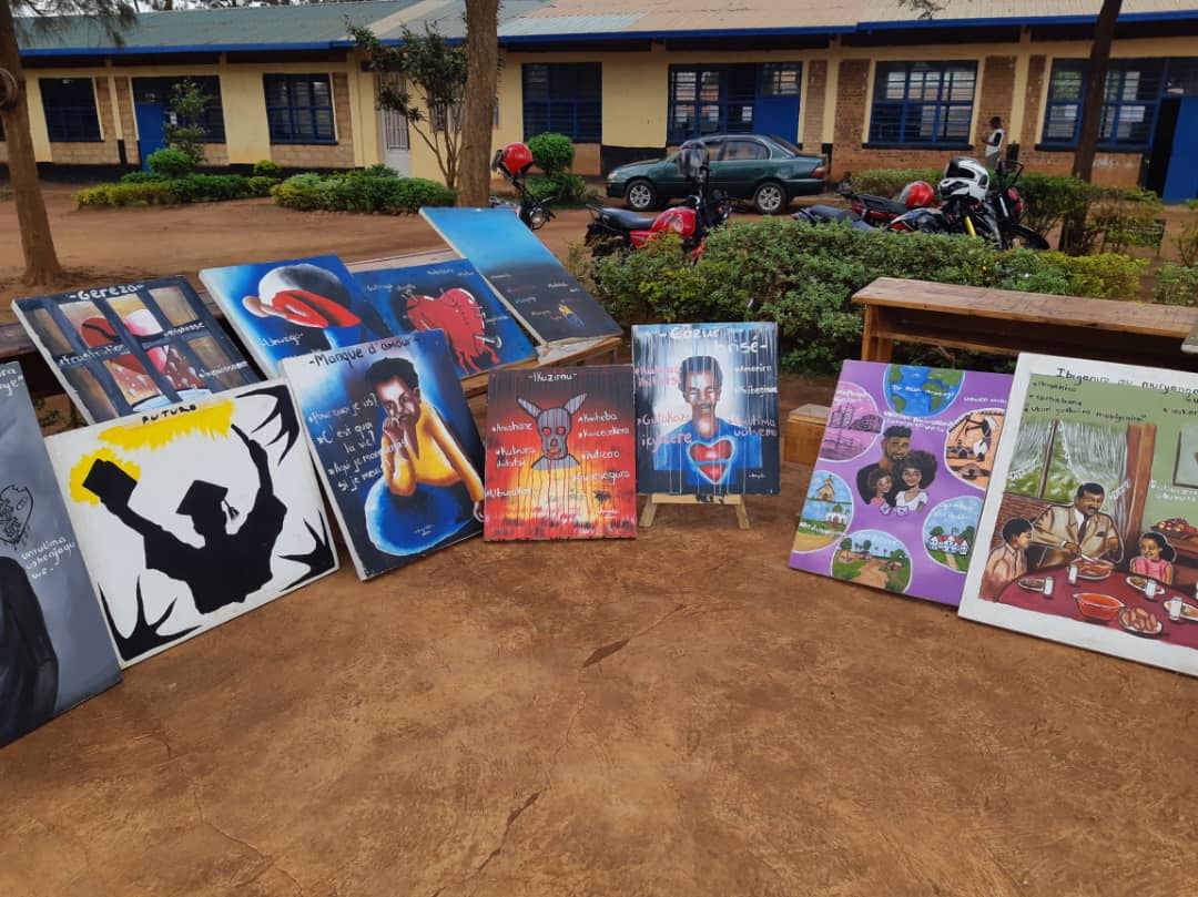 muhaziyacu's tweet photo. Ubushakashatsi bwakozwe
n'umuryango Uyisenga ni Imanzi ku bufatanye na #AERG na kaminuza yo mu Bwongereza UCL, mu mushinga "Nkwihoreze Art for Resilience" hagaragajwe ko umuryango Nyarwanda wugarijwe n'ibibazo biwusenya bishingiye ku bibazo byo mutwe no kutaganira mu muryango, https://t.co/TiS4zlmnz6