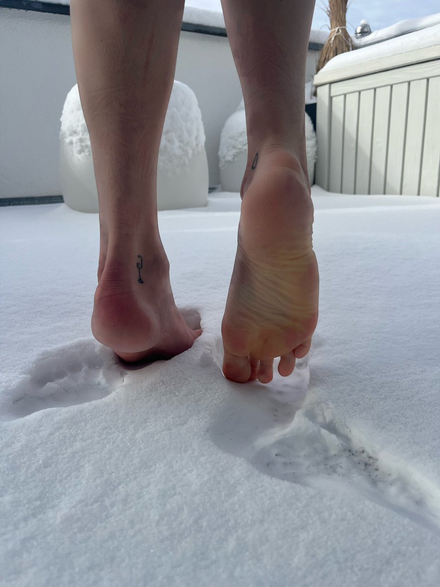 josy_lou's tweet photo. Deiner Herrin ist kalt an den Sohlen! Du weißt was das heißt😈 Geld senden um neue Schuhe zu kaufen🫰🏻💸 los du Fußbitch!

#feet #swow #shoes https://t.co/Lcol56DYJS