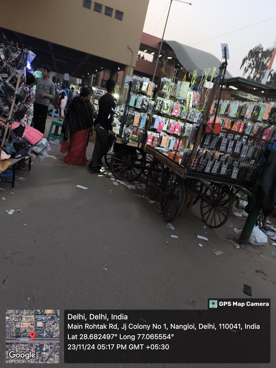 friends_9876's tweet image. #Footpath &amp;amp; #Servicelane #jam by #streethooker #Nangloi #Metro 
Metro me ghusne ka rasta bhe jaam kr diya or pedal chlna to asambhav hai, @MCD_Delhi @OberoiShelly @LtGovDelhi @ArvindKejriwal 
Please do the needful. 🙏🙏🙏