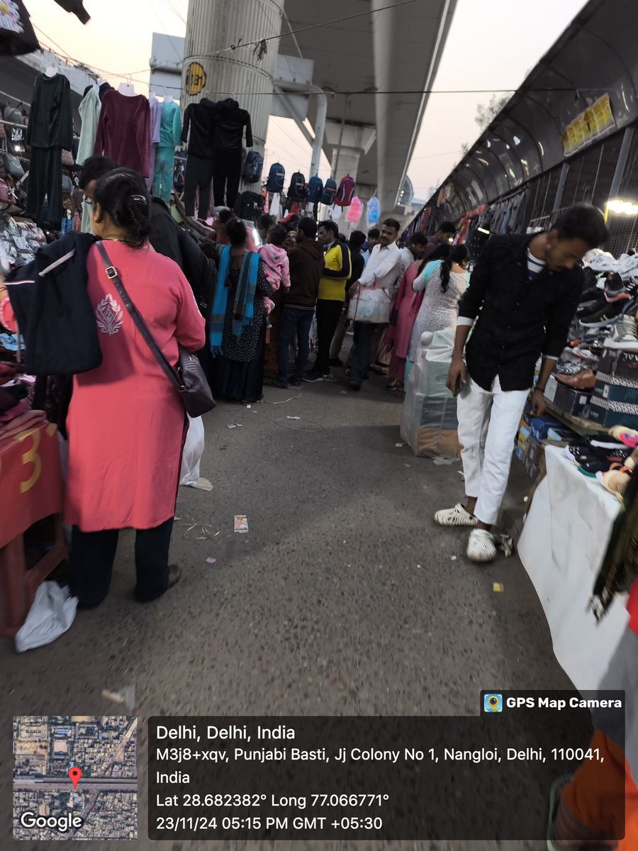 friends_9876's tweet image. #Footpath &amp;amp; #Servicelane #jam by #streethooker #Nangloi #Metro 
Metro me ghusne ka rasta bhe jaam kr diya or pedal chlna to asambhav hai, @MCD_Delhi @OberoiShelly @LtGovDelhi @ArvindKejriwal 
Please do the needful. 🙏🙏🙏