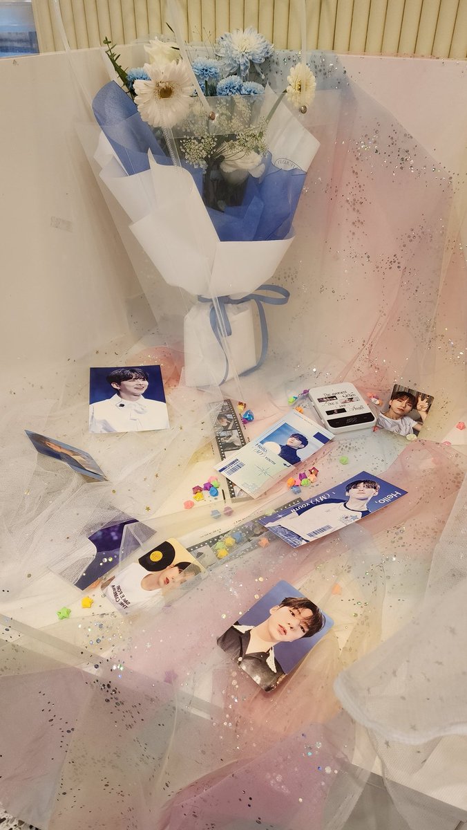 kikibb_1122's tweet photo. 📌 로우필름 카페앤갤러리

아기자기하게 꾸며진 1층~
예쁜 기현이로 가득찬 미니전시회 2층
야무지게 잘 즐기구
막판에 럭드도 1등빼고 골고루 뽑아서 햅삐😘
잘 즐기구 갑니당!!

#Hello_my_youth_1122 https://t.co/h6JmdBjRUd
