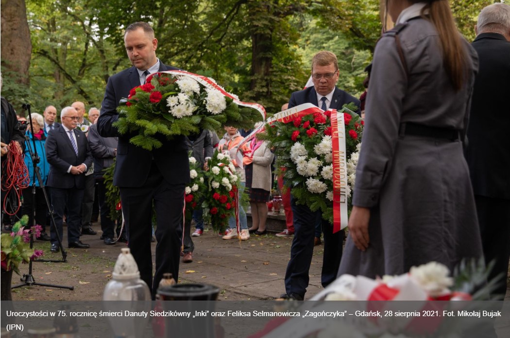 ewairmina's tweet photo. @PolakMaly__ Karol Nawrocki będzie najlepszym prezydentem RP 🇵🇱
@Nawrocki2025
Foto: 28 sierpnia 2021r., Gdańsk,
Uroczystości przy grobie #Inki i #Zagończyka
w 75 rocznicę ich śmierci. https://t.co/21TS4AkrhL