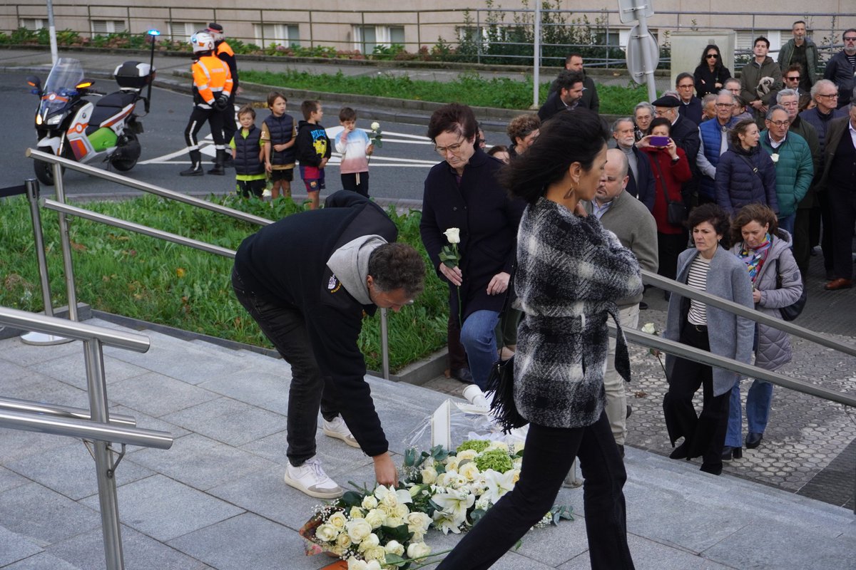 DonostiaPNV's tweet image. 💐Duela 23 urte ETAk Santiago Oleaga hil zuen Matia inguruan. Donostiako Udalak gaur ekarri du gogora eta plaka jarri du bere omenez. 

Hemos participado en la colocación de la placa y homenaje a Santiago Oleaga, asesinado por ETA hace 23 años #Donostia #SanSebastian