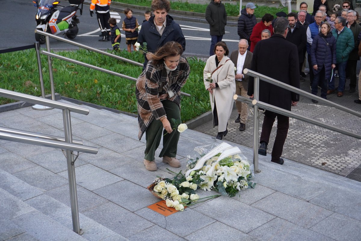 DonostiaPNV's tweet image. 💐Duela 23 urte ETAk Santiago Oleaga hil zuen Matia inguruan. Donostiako Udalak gaur ekarri du gogora eta plaka jarri du bere omenez. 

Hemos participado en la colocación de la placa y homenaje a Santiago Oleaga, asesinado por ETA hace 23 años #Donostia #SanSebastian