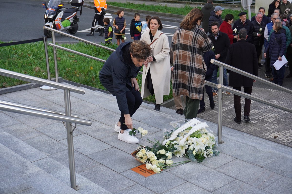 DonostiaPNV's tweet image. 💐Duela 23 urte ETAk Santiago Oleaga hil zuen Matia inguruan. Donostiako Udalak gaur ekarri du gogora eta plaka jarri du bere omenez. 

Hemos participado en la colocación de la placa y homenaje a Santiago Oleaga, asesinado por ETA hace 23 años #Donostia #SanSebastian