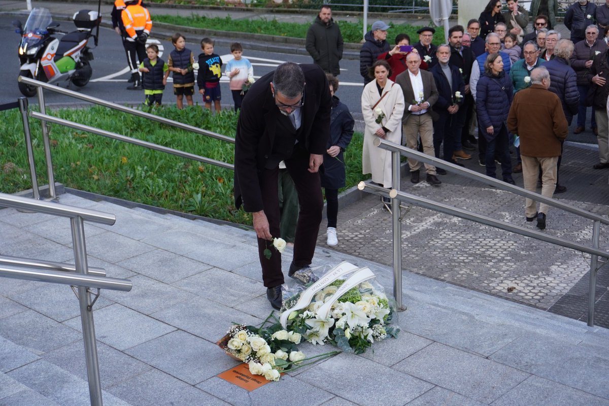 DonostiaPNV's tweet image. 💐Duela 23 urte ETAk Santiago Oleaga hil zuen Matia inguruan. Donostiako Udalak gaur ekarri du gogora eta plaka jarri du bere omenez. 

Hemos participado en la colocación de la placa y homenaje a Santiago Oleaga, asesinado por ETA hace 23 años #Donostia #SanSebastian