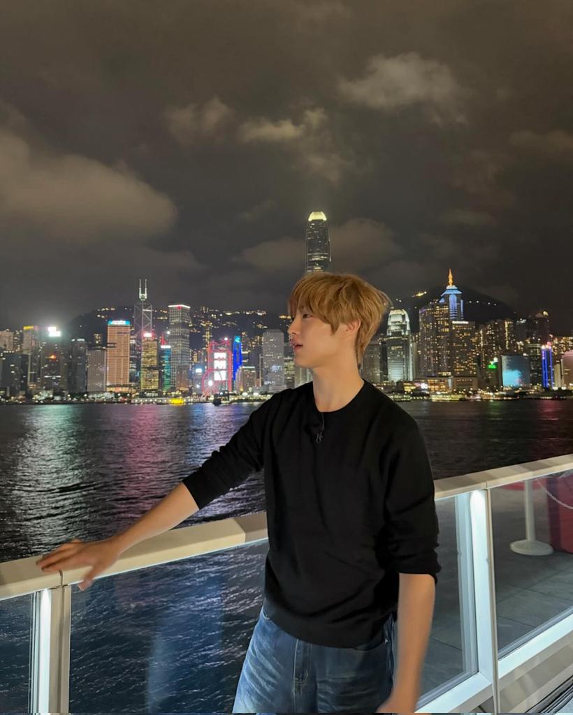 yhsdelusion's tweet photo. Enjoying the night view in different climates #FIXselcaday ❤️ https://t.co/k3w2tkhNYS