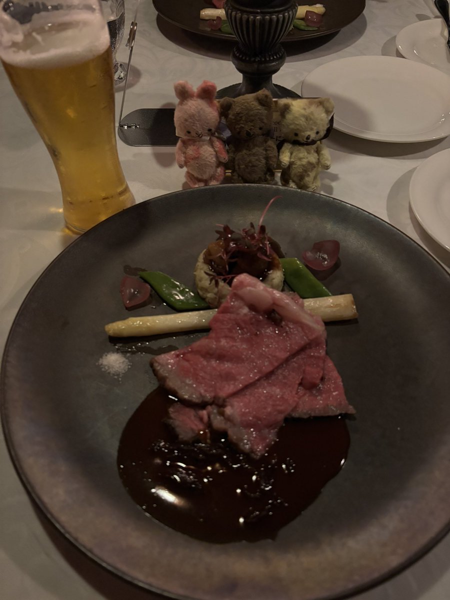 sakurahana55's tweet photo. 今日から友達と2泊3日で関東へ！
ディズニーランド、ブルーバイユー・レストランでランチ🍽️
…からのクイーン・オブ・ハートのバンケットホールで晩ごはん🍽️

ペロちゃんズも一緒ー🐰🐻✨

@chisa_teddybear 様💕 https://t.co/wCJ2Xrc3cq