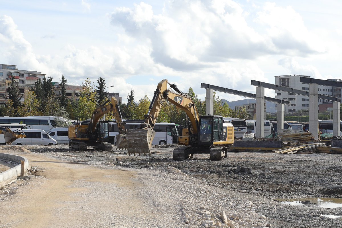 📍Terminali veri-perëndimor do të jetë një tjetër histori suksesi 🙌🏻 për Tiranën, një investim që do të lehtësojë trafikun 🚦, por edhe do të modernizojë shërbimin për qytetarët. 🚶🏻‍♀️🚗

Marrja e hapësirës nga zaptuesit te qytetarët ka qenë një kalvar, i cili ia vlejti, sepse në