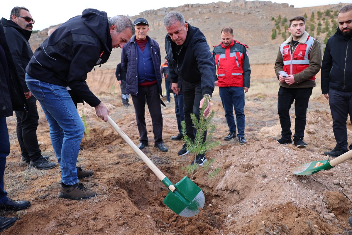 sivasbeltr's tweet photo. Başkanımız Dr. Adem Uzun, 24 Kasım Öğretmenler Günü dolayısıyla Alperen Ocakları tarafından düzenlenen fidan dikme etkinliğine katıldı.

Muhsin Yazıcıoğlu Hatıra Ormanı'nda gerçekleştirilen etkinlikte, şehit öğretmenler anısına hazırlanan fidanlar, Başkanımız Uzun ve katılımcılar tarafından toprakla buluşturuldu.