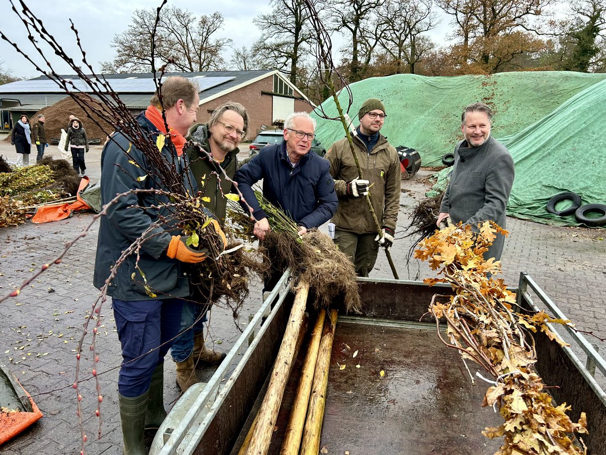 Wim Eikelboom (@boomeik) on Twitter photo Voor een prikkie konden inwoners van Raalte, Heino, Wijhe en Olst vandaag hun bestelde inheemse boompjes en struiken ophalen op een uitdeelpunt in Wesepe. Het is een actie van <a href="/ProvOverijssel/">Provincie Overijssel</a> en <a href="/LandschapOV/">Landschap Overijssel</a> om de autochtone bomenrijkdom in de provincie te vergroten. Voor een prikkie konden inwoners van Raalte, Heino, Wijhe en Olst vandaag hun bestelde inheemse boompjes en struiken ophalen op een uitdeelpunt in Wesepe. Het is een actie van <a href="/ProvOverijssel/">Provincie Overijssel</a> en <a href="/LandschapOV/">Landschap Overijssel</a> om de autochtone bomenrijkdom in de provincie te vergroten.