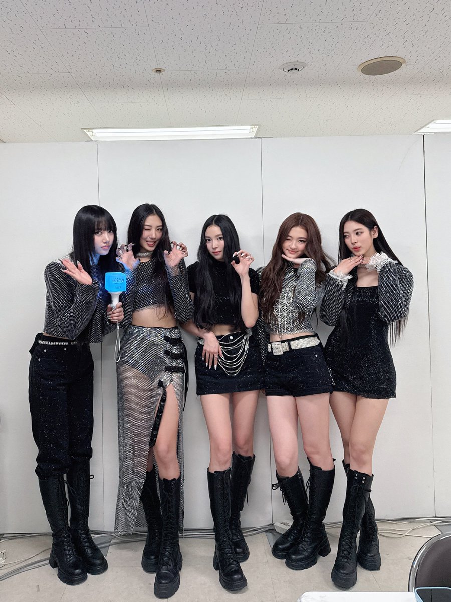 [📸] 241123 #MENOVV

SHAKE SUMN BODY 🐈‍⬛🩶
#2024MAMA

#MEOVV #미야오
#MAMAAWARDS #2024MAMAAWARDS 
#THEBLACKLABEL #더블랙레이블