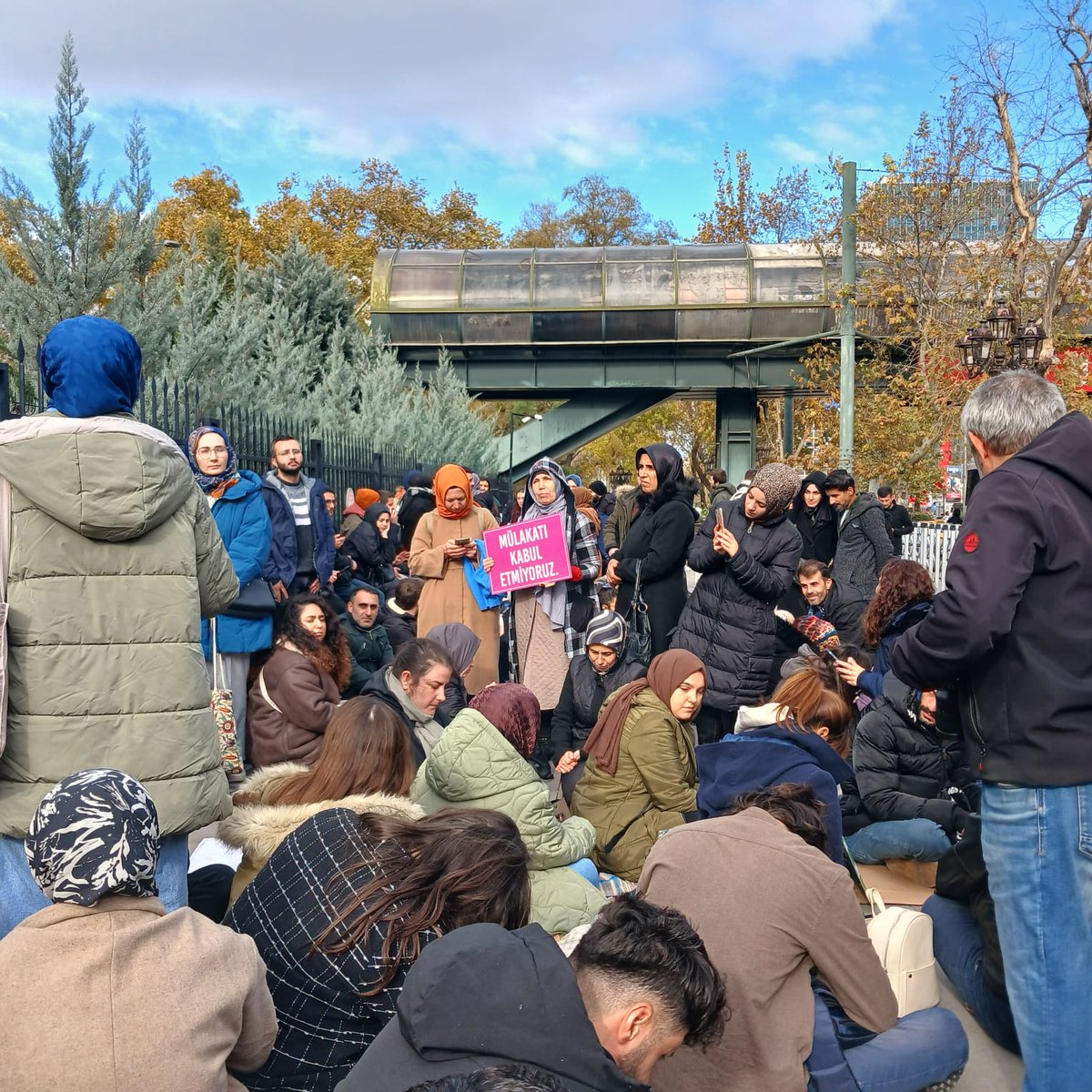 Yalnızca sayı gözüyle baktığınız bu insanlar gerçek.
Hepsinin verdiği emekler, yaptığı fedakarlıklar, başarıları gerçek.
En önemlisi de hak arayışları gerçek. 

#RTEdenEkYerleştirmeMüjdesi