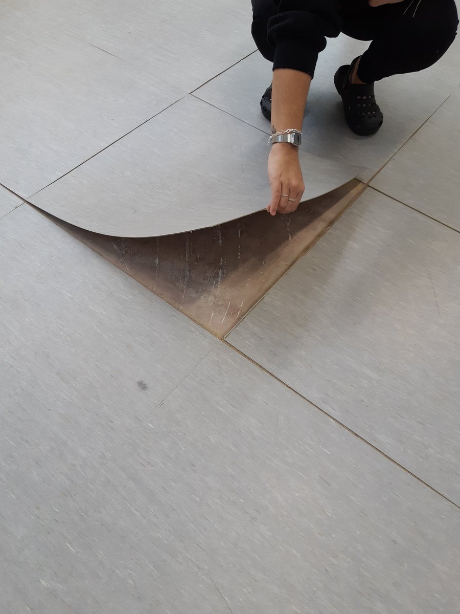 AFAEspurna's tweet photo. @AjPalleja @sindicdegreuges @educaciocat @eniubo 👶🏼 Hi ha un risc greu amb el terra de classes amb infants d’1 any s’aixeca completament, són infants que no caminen, gategen i estan completament exposats a tallar-se i fer-se mal.

@AjPalleja @sindicdegreuges @educaciocat @eniubo https://t.co/6qiDhy6RRO