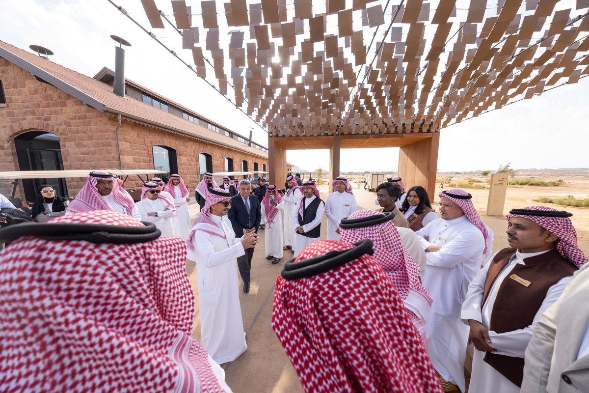 AhmedAlKhateeb's tweet photo. سعدت بزيارة فندق @thechedihegra في العلا، أول مشاريعهم في المملكة والذي يُعد أنموذجًا يجمع بين الفخامة العصرية والإرث التاريخي العريق وتصميم مستوحى من موقعه بين محطة الحِجر والحضارة النبطية، والأجمل.. كوادر وطنية تقدم تجربة استثنائية للسياح. https://t.co/8eYH1IqW7V