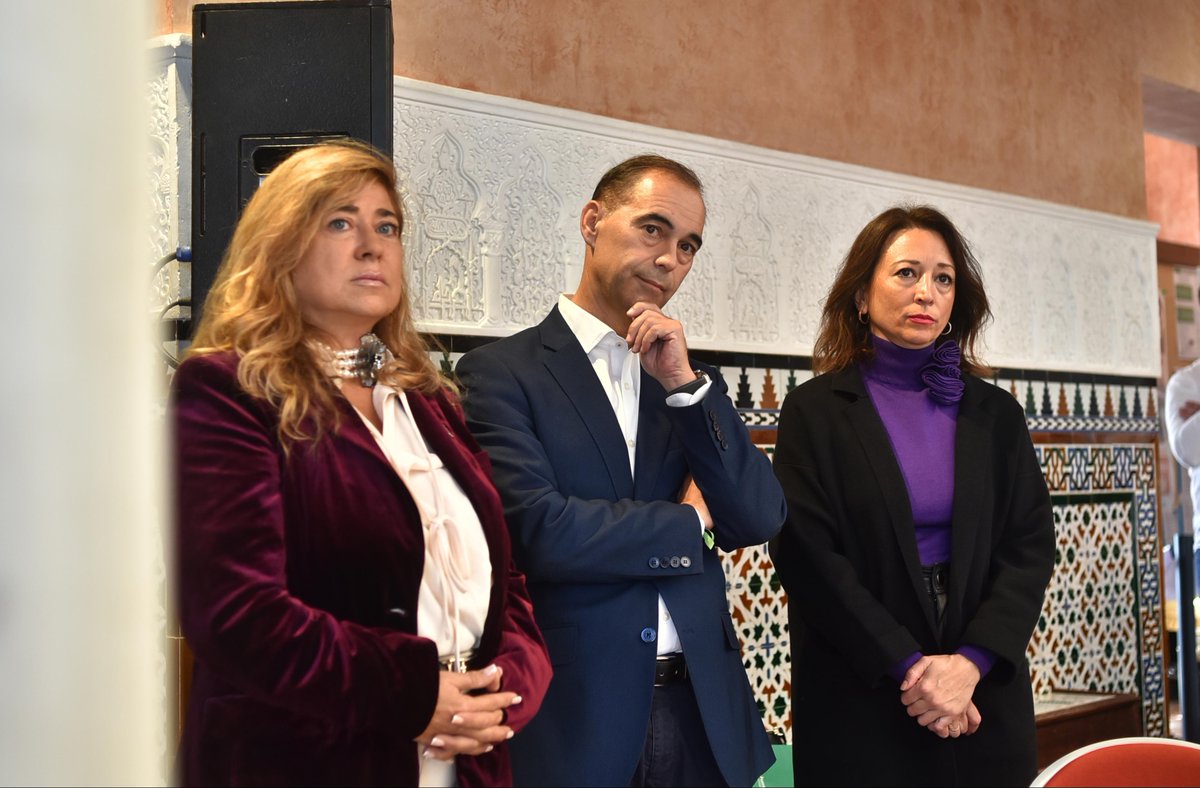 MalagaJunta's tweet photo. La delegada @Navarro_PP ha inaugurado la Jornada de Agrupaciones Locales de Voluntariado de Protección Civil de la provincia en #Benalmádena, donde ha agradecido su implicación en la lucha contra la #ViolenciaDeGenero y su labor en los dos episodios de DANA acaecidos en #Málaga https://t.co/BYOs7DRnxl