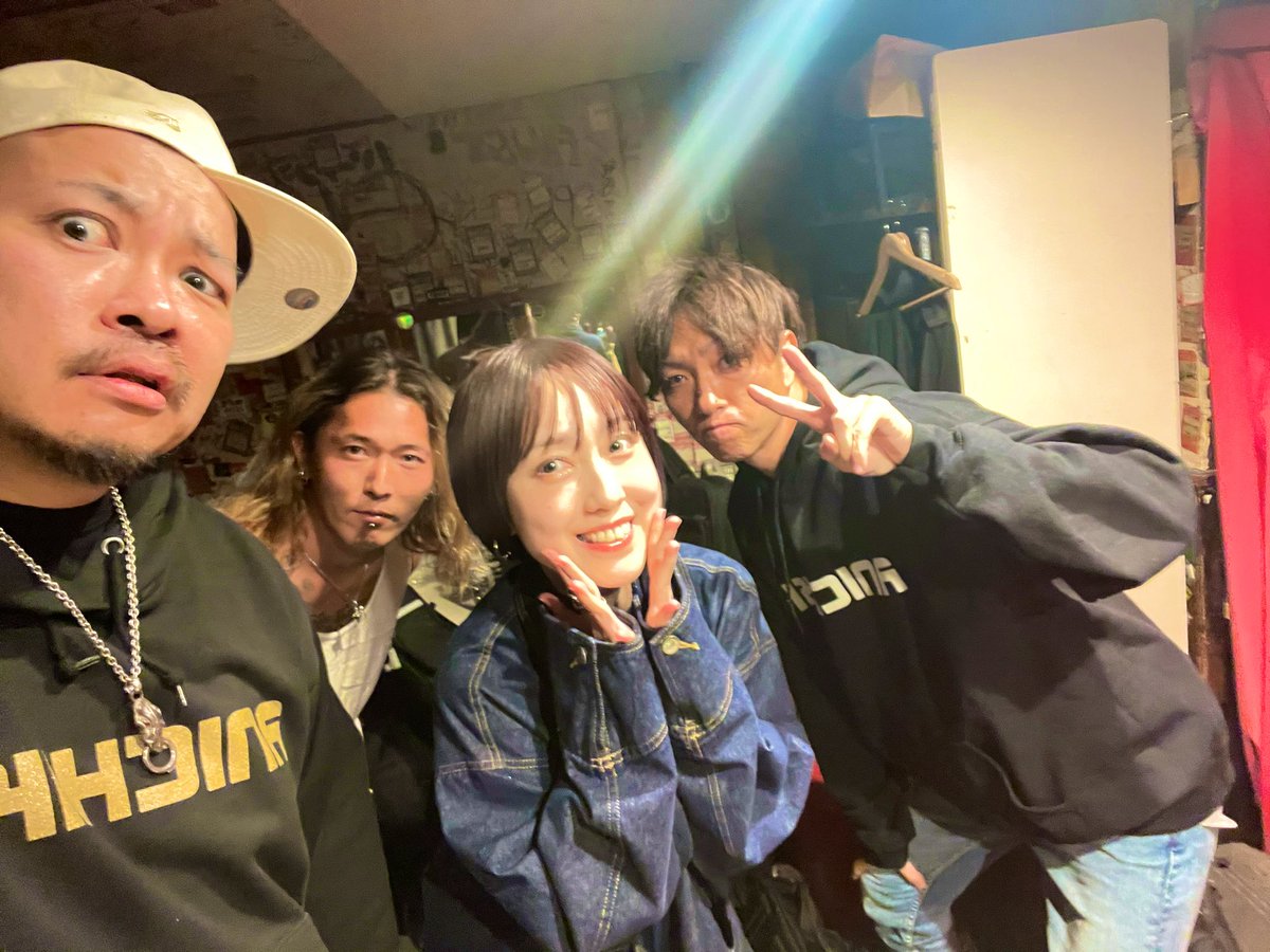 名古屋DAYTRIPほんとにほんとにありがとうございました😭
当たり前じゃない幸せをたくさんもらった日！！！
21歳のとき初めてDAYTRIPにライブしたとき悔し泣きしてた自分に言いたい！　
続けたからこそこんなに沢山の人がひまわり咲かしてくれたことを！！
たかにーがくれた今日にありがとう！！！