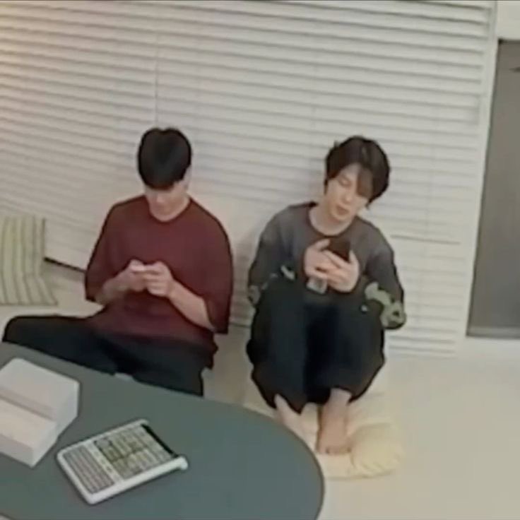 como eu imagino que os jikoo estão quando aparecem juntos no weverse
