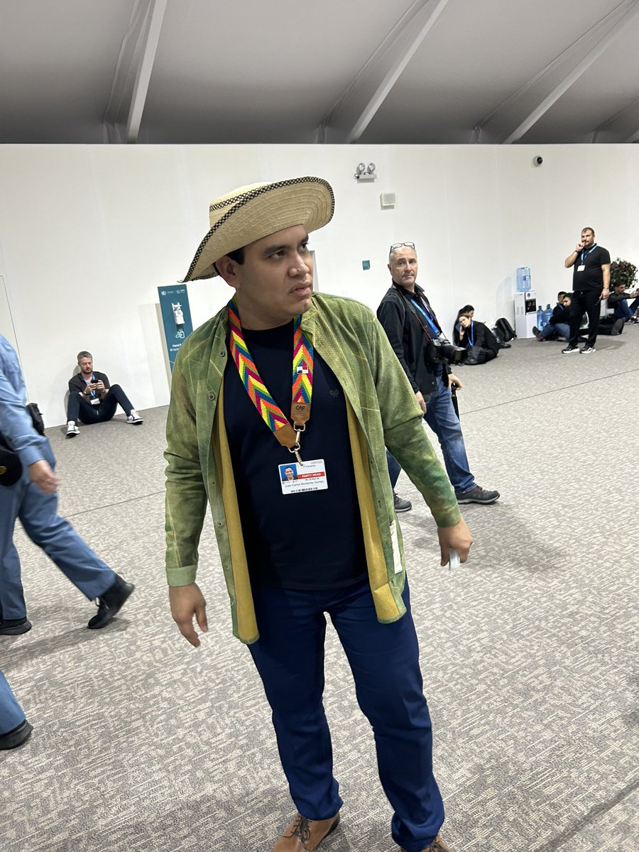 "Erstmal eine rauchen und Zähne putzen"

Panamas Klima-Gesandter auf die Frage nach den nächsten Schritten. Mehrere Länder haben sich für Beratungen auf der #cop29 zurückgezogen. 

Mehr bei <a href="/epd_news/">epd</a>