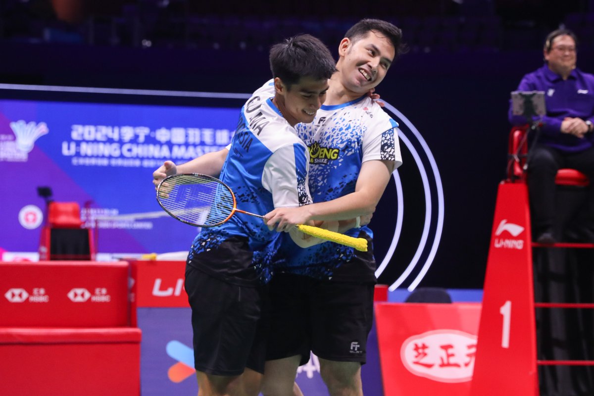 ainurohman's tweet photo. LUAR BIASA, SABAR/REZA KE FINAAALLLLL!!!!! 

SF CHINA MASTERS, Sabar/Reza🇮🇩 vs He/Ren🇨🇳, 21-16, 21-18. 

Sekali lagi, permainan yang dahsyat ditampilkan Sabar/Reza. Servis dan penerimaan servisnya luar biasa, strategi offense klasiknya juga mantab bener. Sabar sebagai pengolah bola dan Reza sebagai eksekutor benar2 menjadi kombinasi yg benar2 mematikan. 

Apalagi mereka sangat percaya diri, energinya sangat banget, sangat lepas. Sempurna!   

TUNTASKAN!!!! 

📸: PBSI