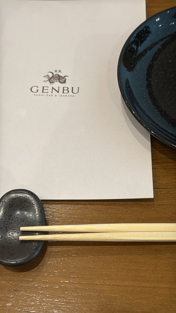 Tiger_Orangecat's tweet photo. Genbu Sushi Bar ร้านซูชิเปิดใหม่ย่านแบริ่ง เชฟทำสดๆ ปั้นคำต่อคำ วัตถุดิบถือว่าดีเลย ไม่คาว ที่โต๊ะจะไม่มีโชยุ วาซาบิวาง สามารถขอได้ ตอนแรกไปตามรีวิวก็คาดหวังจะได้นั่งบาร์ดูเชฟปั้น พรีเซนต์ถึงมือ ในความจริงบาร์นั่งได้ 12 คน อีก 6 ที่เหลือนั่งโต๊ะไม่เห็นเชฟทำอะไรทั้งสิ้น (1) https://t.co/OgstaiTNdE