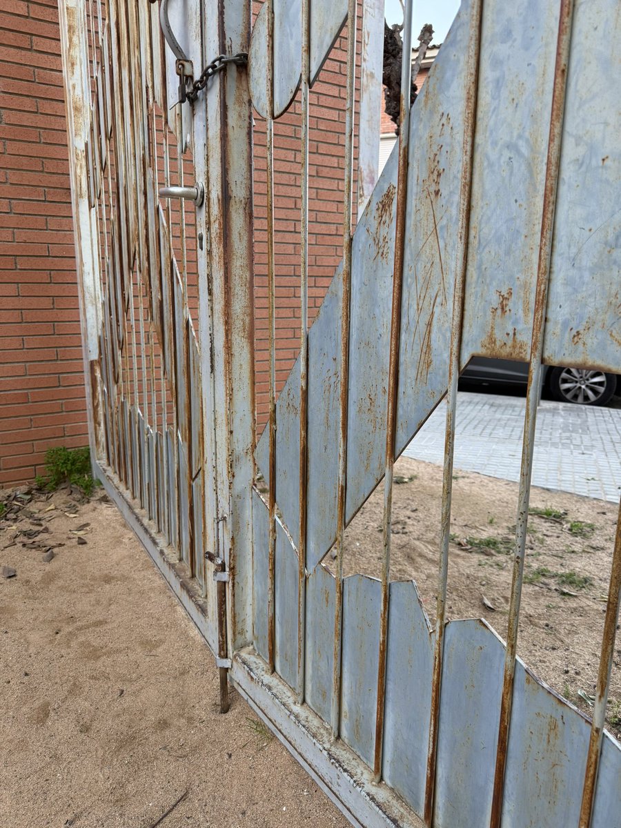 AFAEspurna's tweet photo. @AjPalleja @sindicdegreuges @educaciocat @eniubo 🚧 Les baranes que estan de cara a l’exterior, inclòs les que els infants arriben, estan completament rovellades, no pot venir la brigada es poden tallar els nostres fills/es.

@AjPalleja @sindicdegreuges @educaciocat @eniubo https://t.co/Qipx2jIEPN