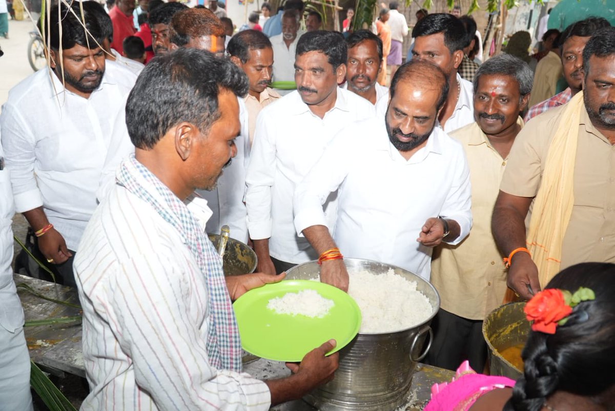 satyakumar_y's tweet photo. పుట్టపర్తి సత్యసాయిబాబా జయంతి సందర్భంగా ధర్మవరంలో నిర్వహించిన అన్నదాన కార్యక్రమంలో పాల్గొన్నాను. సత్యసాయి చూపించిన ఆధ్యాత్మిక, సేవా మార్గం మనందరికీ ఆచరణీయం. సత్యసాయి బాబా స్ఫూర్తితో ఇలాంటి కార్యక్రమం చేపట్టిన నిర్వాహకులకు అభినందనలు. https://t.co/gvZNJlIlW8