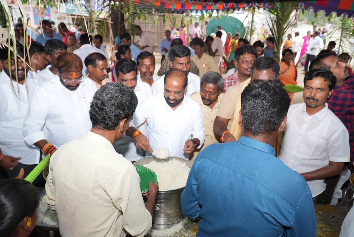 satyakumar_y's tweet photo. పుట్టపర్తి సత్యసాయిబాబా జయంతి సందర్భంగా ధర్మవరంలో నిర్వహించిన అన్నదాన కార్యక్రమంలో పాల్గొన్నాను. సత్యసాయి చూపించిన ఆధ్యాత్మిక, సేవా మార్గం మనందరికీ ఆచరణీయం. సత్యసాయి బాబా స్ఫూర్తితో ఇలాంటి కార్యక్రమం చేపట్టిన నిర్వాహకులకు అభినందనలు. https://t.co/gvZNJlIlW8