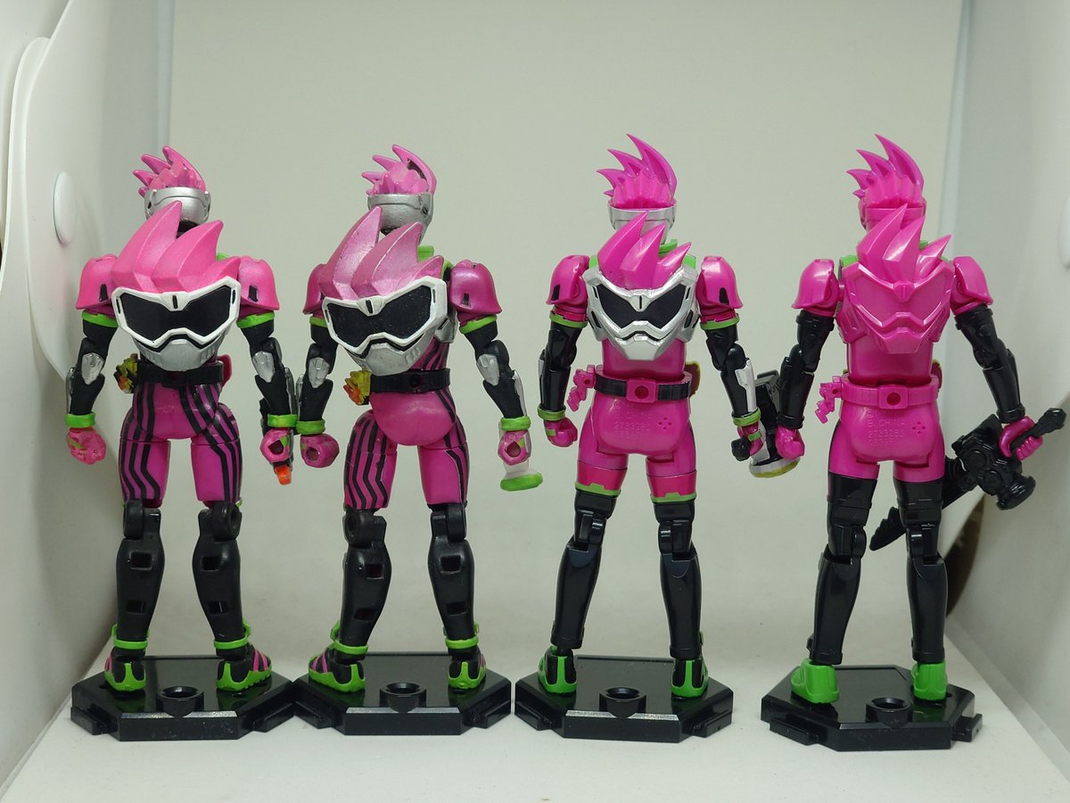 isaya8_'s tweet image. 当時品と比較 （当時品は改修してます）
まずは #エグゼイド
プロポーションの癖が無くなりプレーンになりましたね
背中のマスクは小さくなりベルトや武器はかなり大きく👍️
シールが背面オミットされてるのは残念ですね
#装動 #SODO