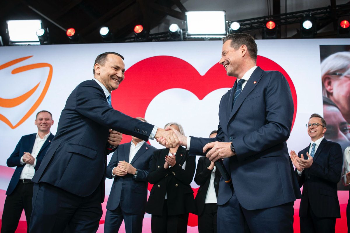 trzaskowski_'s tweet photo. Ja byłem i jestem gotów do walki o zwycięstwo. A teraz mam od Was bardzo mocny mandat poparcia. I pewność, że do tej walki pójdziemy razem. 

Prawybory za nami. Dziękuję Wam za każdy głos. Dziękuję @sikorskiradek za przyjacielską, ale konkretną rywalizację. 

A teraz szykujemy się na 7 grudnia i ruszamy do kampanijnej pracy. Jestem przekonany, że z tą energią pójdziemy po wygraną! 🇵🇱

#Trzaskowski2025