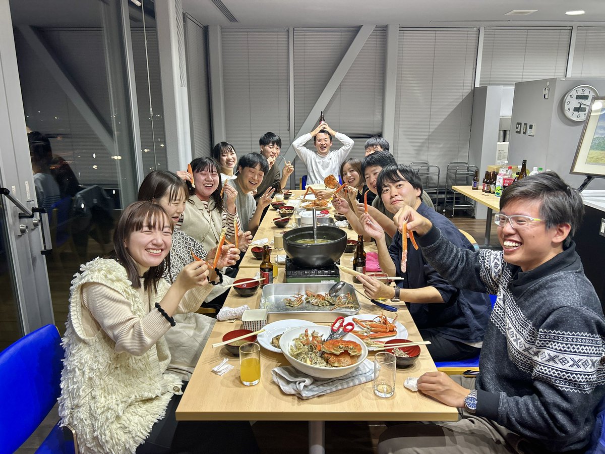 maashii_taiyo's tweet photo. 本日は愛媛県今治市にて蟹鍋DAISEN PARTY。香川県琴平町からカニ移動で愛媛にイン。会場は愛媛県今治市のみなと交流センターはーばりー。ここからの景色は絶軽なのだよね、贅沢なキッチンスペース。毎年こうして通えるの嬉しいな。今度は大山で今治をふるまってくれるかも？楽しいひと時ありがとう🙆‍♂️✨ https://t.co/QVhkFwy5d0