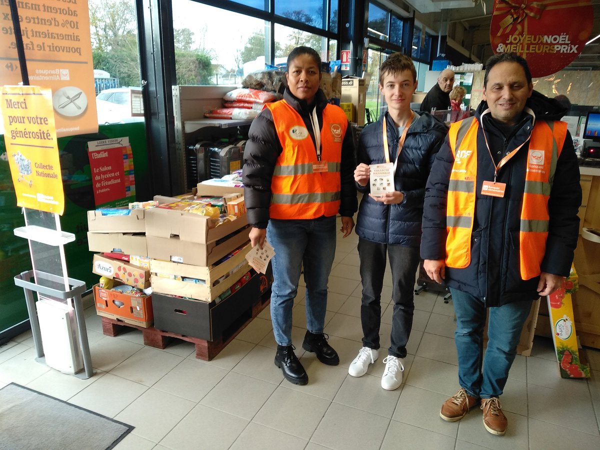 Collecte pour <a href="/BA_Vienne86/">Banque alimentaire de la Vienne</a> ce weekend au Carrefour contact de #saintjulienlars.
Un grand merci à nos bénévoles du CCAS et du conseil municipal, à Nathan du CCJ et aux généreux donateurs. La collecte continue jusqu'à dimanche, on vous attend.
<a href="/beavanneste/">VANNESTE Béatrice</a>