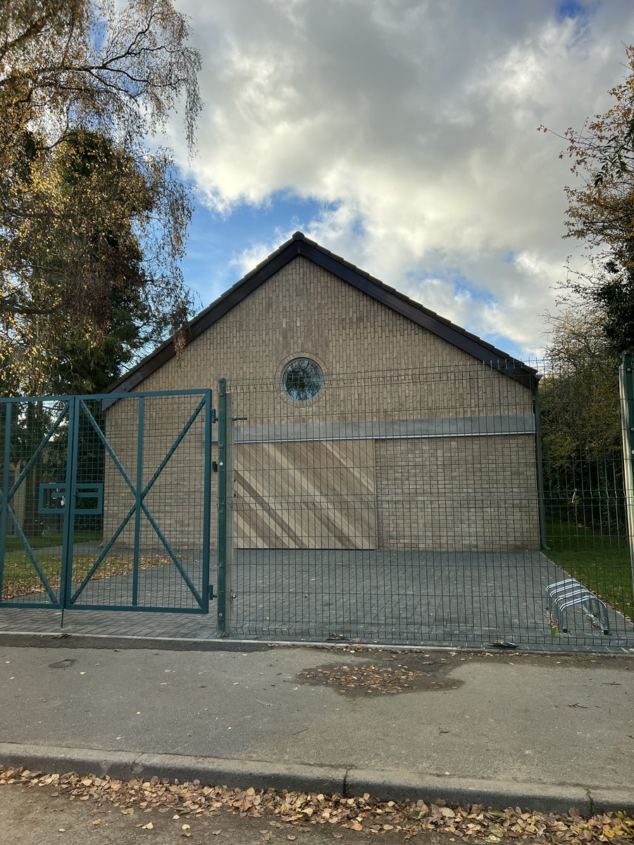 ektagohil95's tweet photo. I’m also pleased to see upgraded new scout hut on Moorfield Road and the ongoing resurfacing of the pavements and roads on Nine Elms Ave.
We’re working hard to deliver the investment and infrastructure #Colham&Cowley residents deserve! #CommunityImprovements https://t.co/E0NMqyscJh