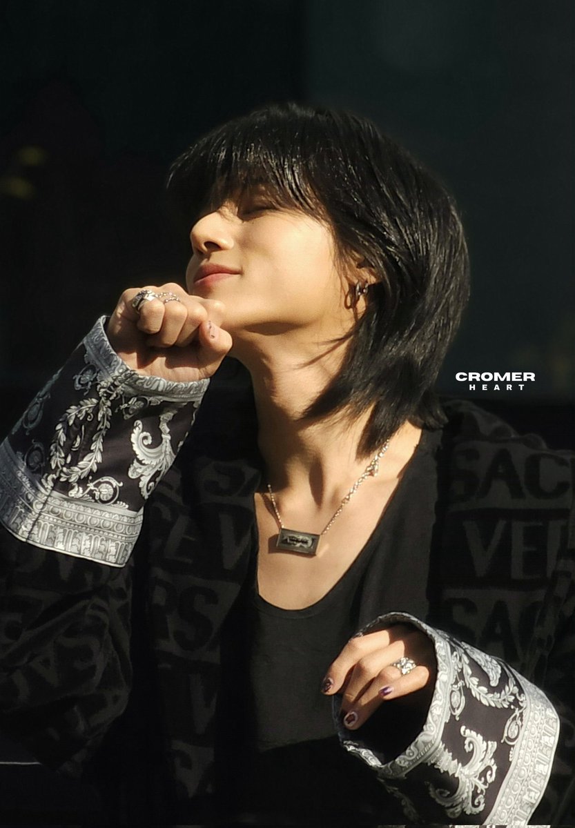 Pack alpha and his nesting pregnant omega who he never lets out of his sight 🖤