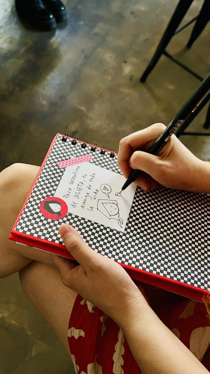 ❤️🖤🤍
¡Gracias por llenar el Encuentro Julieta junto a <a href="/vasalisalibros/">vasalisaediciones</a> y Florencia Olivos!
Instalamos el Museo Julieta con veinte años de reliquias, tuvimos firma de agenda, venta de productos, cafecito, trivias y premios, testimonios y un gran abrazo a nuestra niña interior.