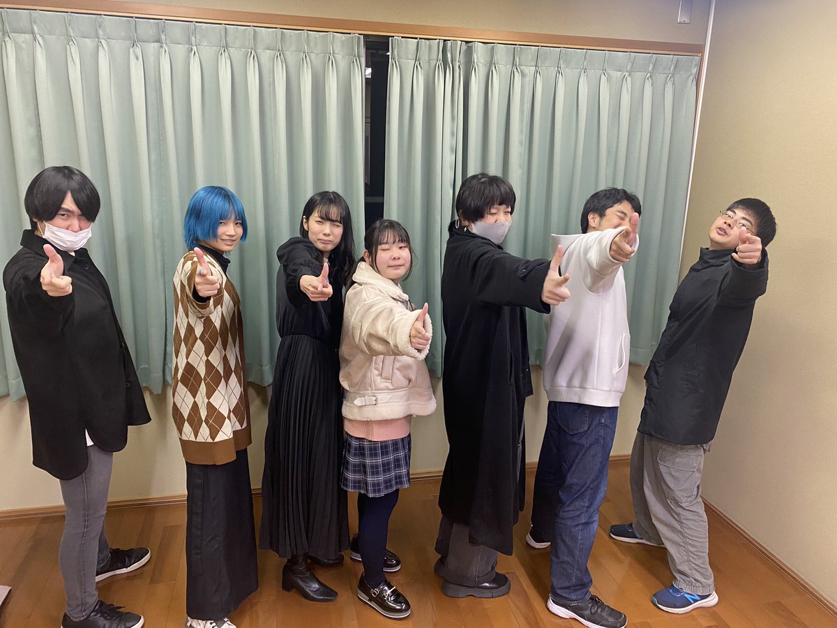 Bee_Arts_'s tweet photo. 某アニメの電気を使う技とは一切関係ありませんが！！！

作中のキャラクターが使うポーズのイメージで撮りました🎵

このシーンもすごくかっこよくなってきておりますので是非劇場で放たれる瞬間をお楽しみに！

残席数も一桁となりました！
ご予約はお早めに🎵

#ビーアーツ演劇部 https://t.co/Um8USKebqg